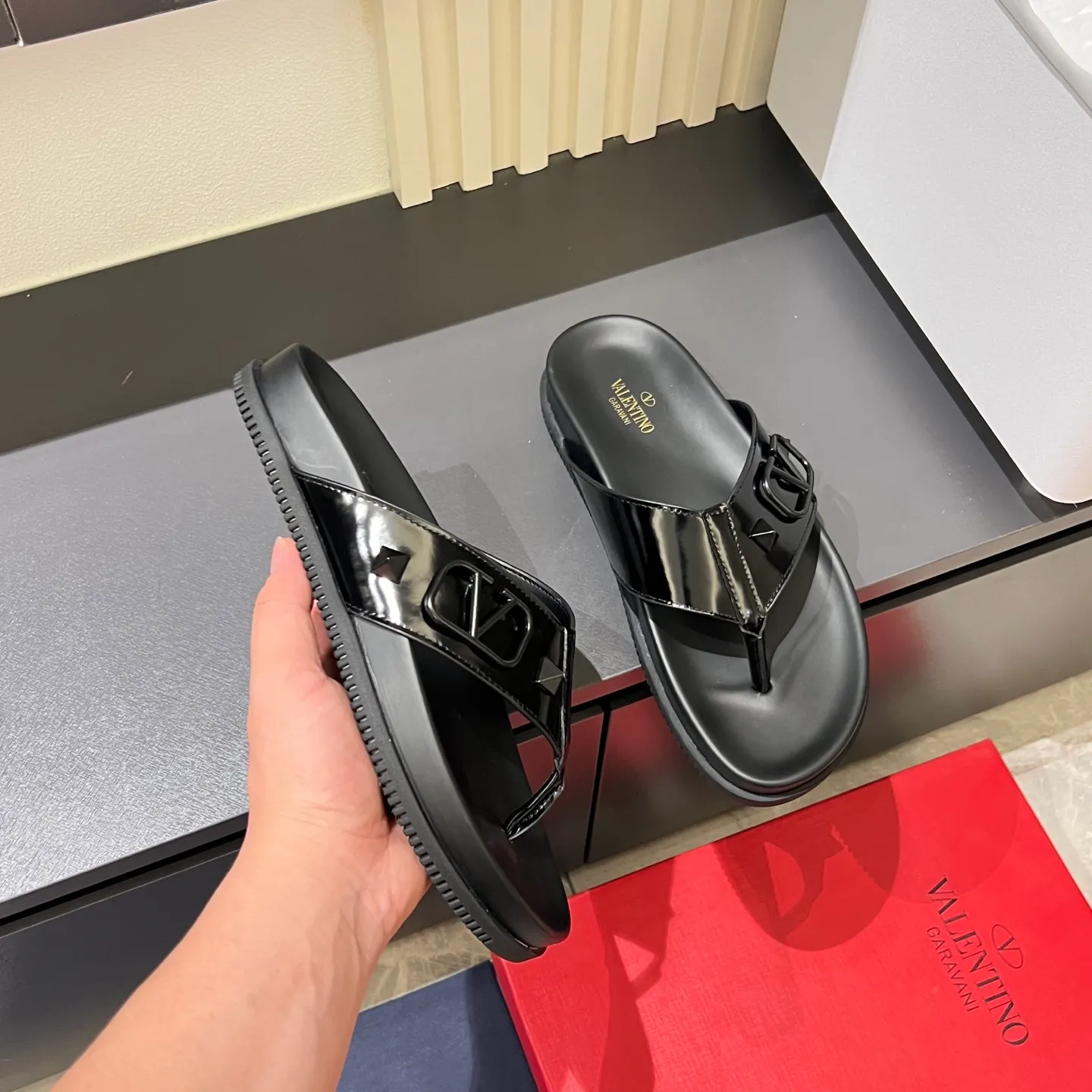 p300《VALENTINO》Warren Men🧍‍♂️Spring and Summer New Style. Cowhide logo flat slippers, elegant sandals, the same style worn by celebrities, original molding, imported calfskin. Rubber outsole. Soft and durable, full set of counter packaging, 38-44!